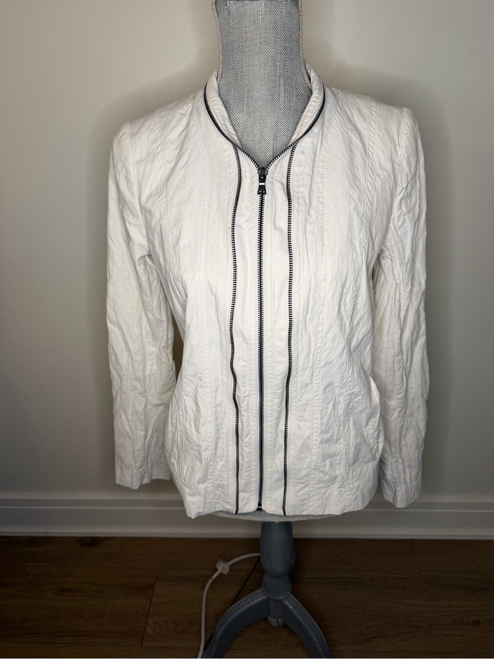 T Tahari White Zip-Front Lightweight Women's Jacket with Black Trim, 6